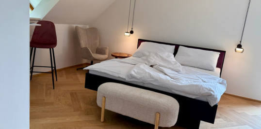 Eröffnungsangebot Symbolbild Zimmer Balkon mit Aussicht Badetasche, Bademantel, Frühstückskorb